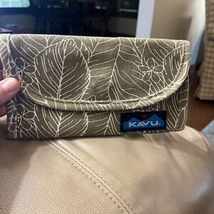 Kavu Tan Leaf Pattern Bag